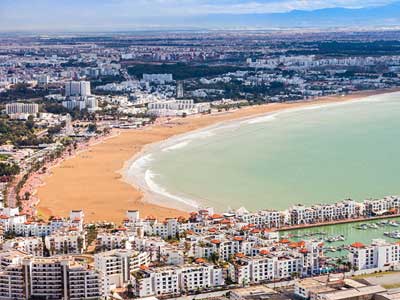 Promenade de la plage d'Agadir avec sable doré et hôtels balnéaires modernes