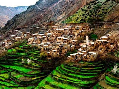 Sommets enneigés du Haut Atlas avec villages berbères dans la vallée