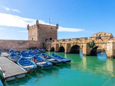 Remparts de la médina d'Essaouira surplombant l'océan Atlantique et les barques bleues
