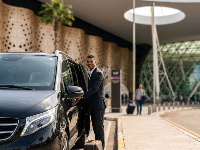 Véhicule de transfert aéroport privé attendant aux arrivées de l'aéroport Marrakech Menara