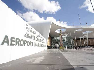 Terminal de l'aéroport Marrakech Menara avec les montagnes de l'Atlas en arrière-plan