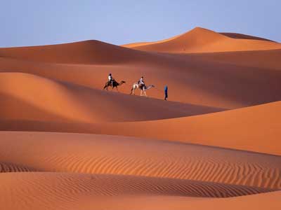 Immenses dunes orange de l'Erg Chebbi dans le désert de Merzouga au Maroc